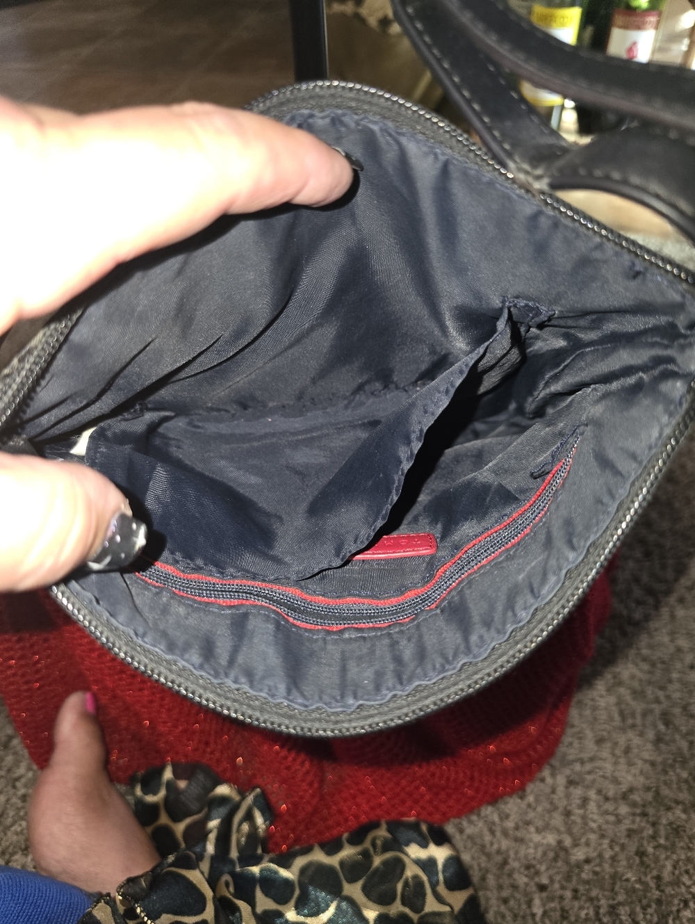 Tommy Hilfiger Black Textured Crossbody Bag w/Gold Plate In Preloved Condition - Picture 8 of 9